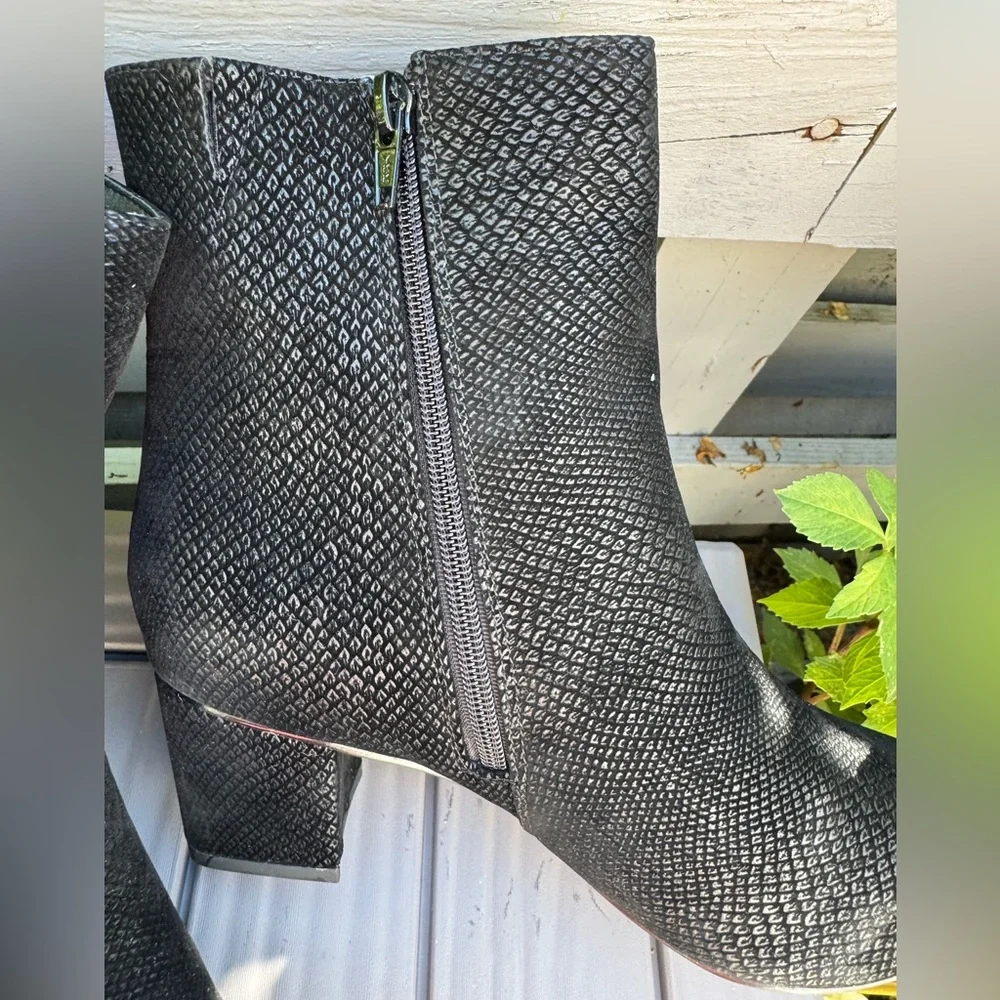 NWT Black Textured Ankle Boots Extra Wide WW Block Heel 8.5WW